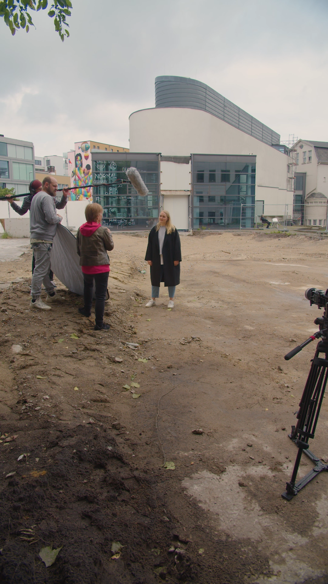 Szene eines Interviews auf der Baustelle des Stadtmuseums, Sandfläche, im Hintergrund das Horst-Janssen-Museum, © Stadtmuseum Oldenburg