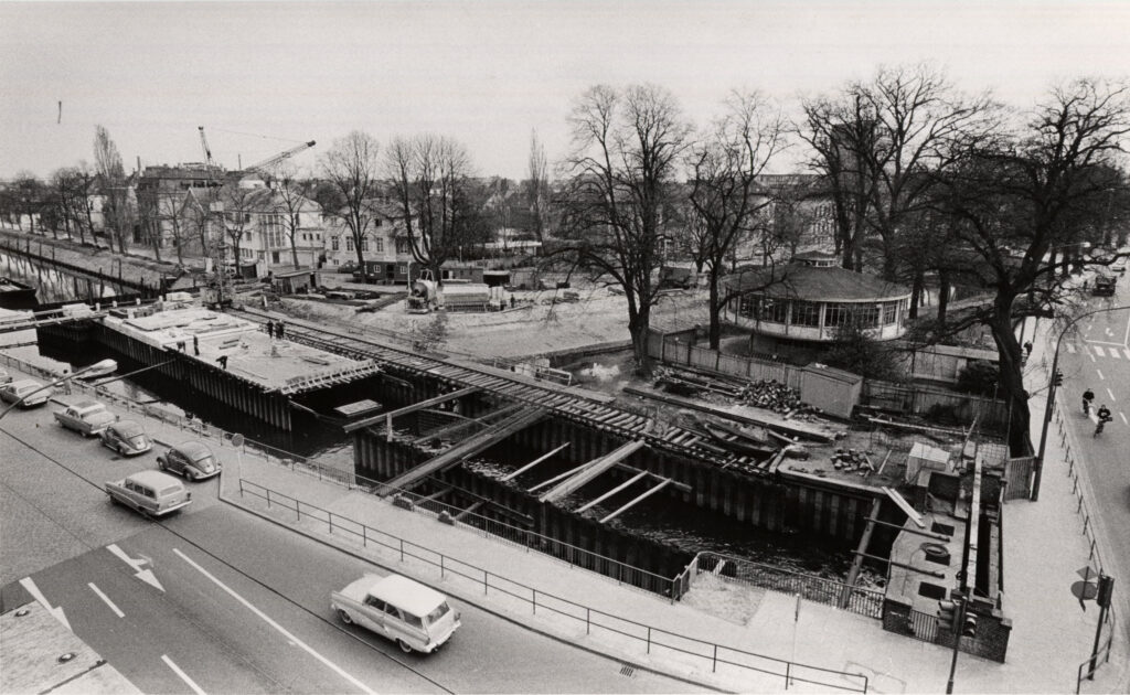 Baustelle am Hafenbecken, daneben die Straße mit Autos, © Stadtmuseum Oldenburg