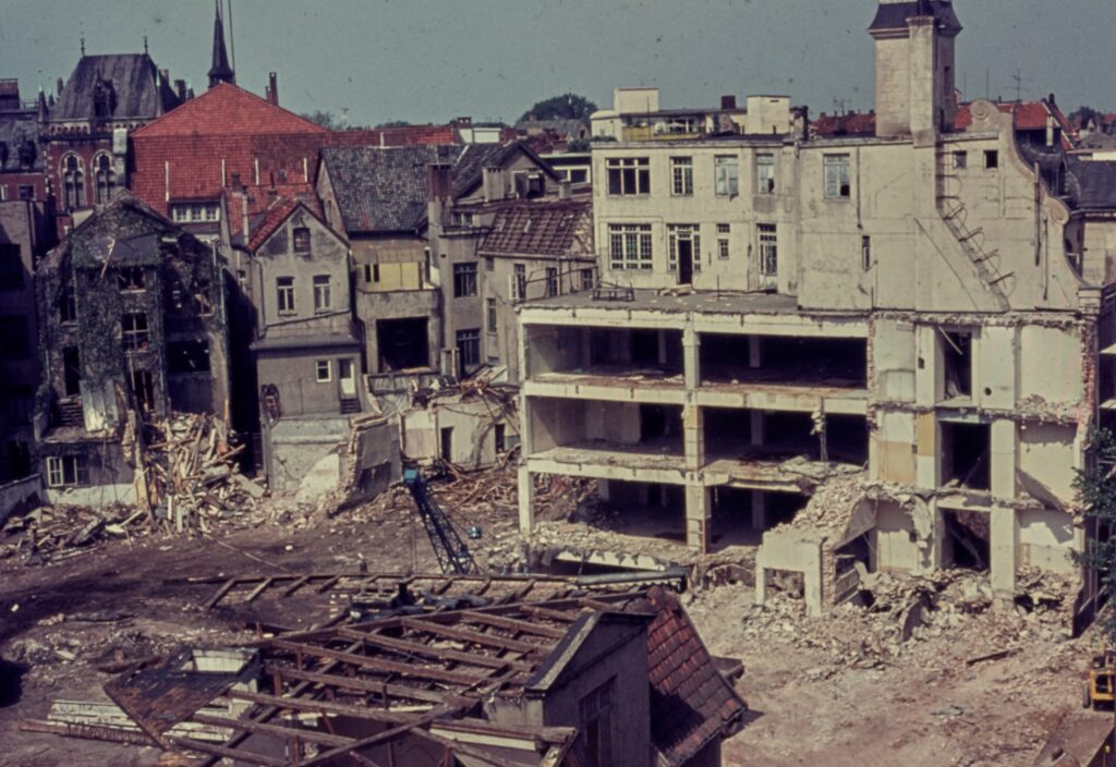 Ansicht eines Gebäudeabbruchs, Schutt und Baureste liegen am Boden, teile Des Gebäudes stehen noch mit Abbruchkanten, © Stadtmuseum Oldenburg/Sammlung Willy Schröder
