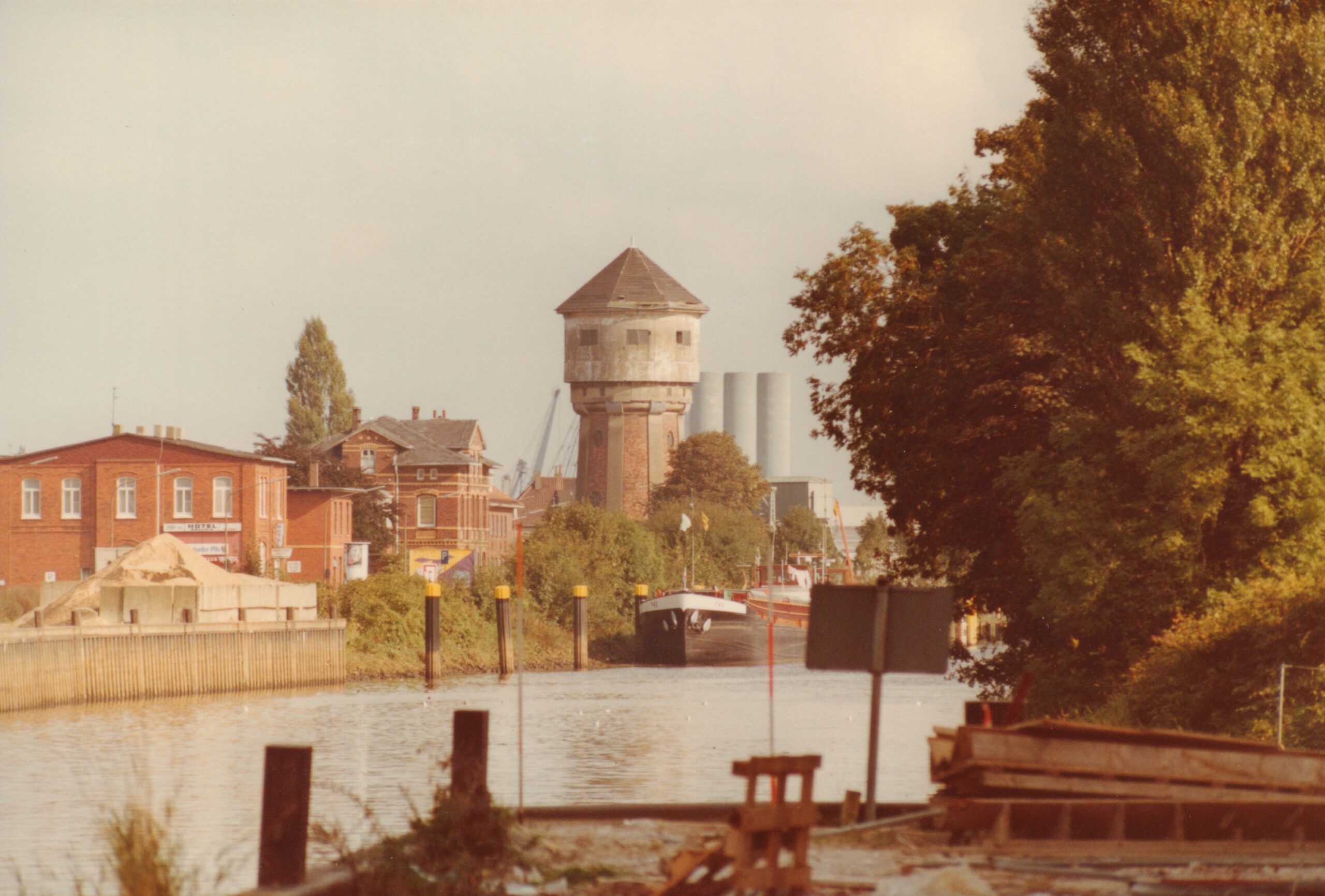 Gewässer mit einem Schiff darauf, im Hintergrund der Wasserturm, © Stadtmuseum Oldenburg