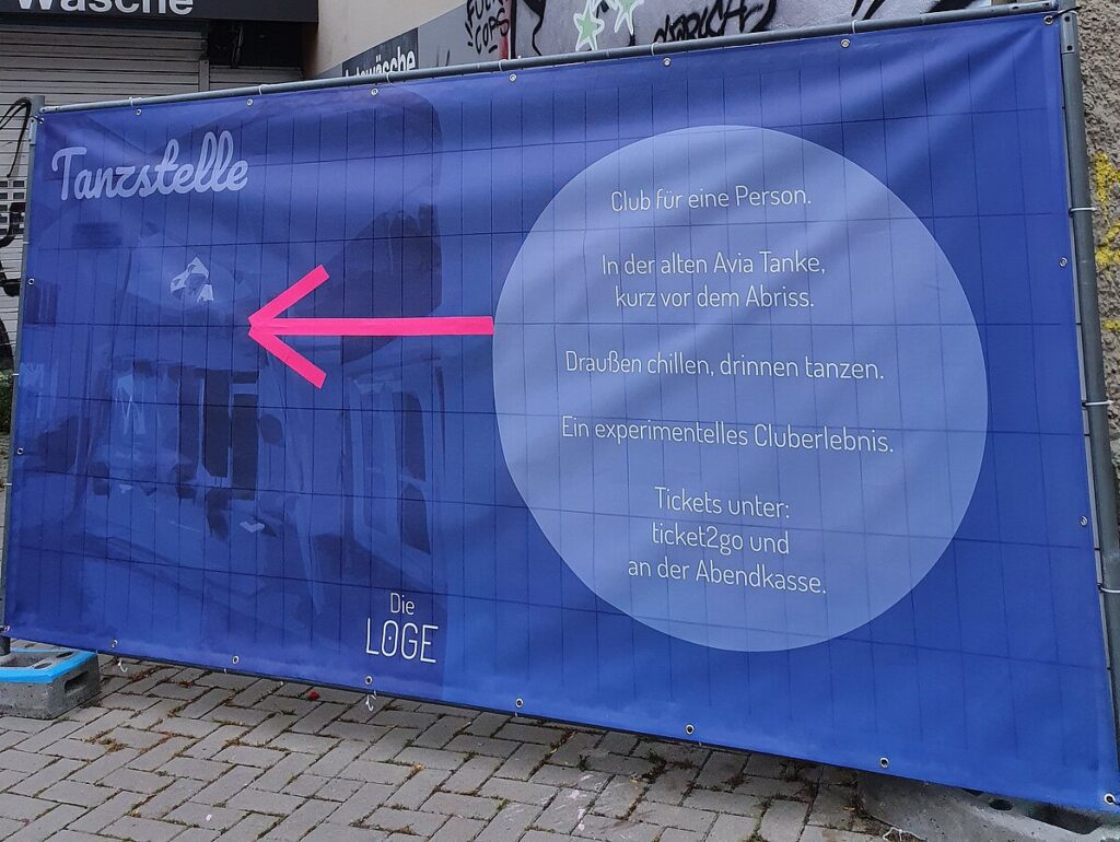 Ein Banner weist den Weg zum Eingang der Tanzstelle und erklärt das Konzept, 2021, © Katharina Smeling