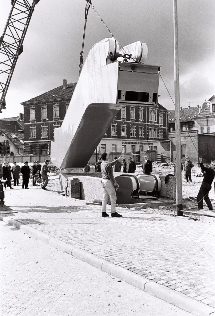 Ein Kran hält eine Rolltreppe zum Einbau in der Luft, eine Person schaut von unten, © Schlossmuseum Jever/Schmidt
