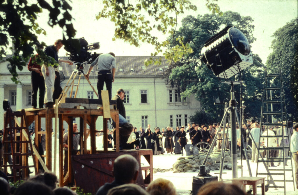 Abb. 11 BA 11109 Aufnahmen Film Russische Revolution 1967 PFL Menschen stehen an einem Filmset, zum Teil auf Leitern. Ein großer Scheinwerfer ist aufgebaut, im Hintergrund steht das Hospital