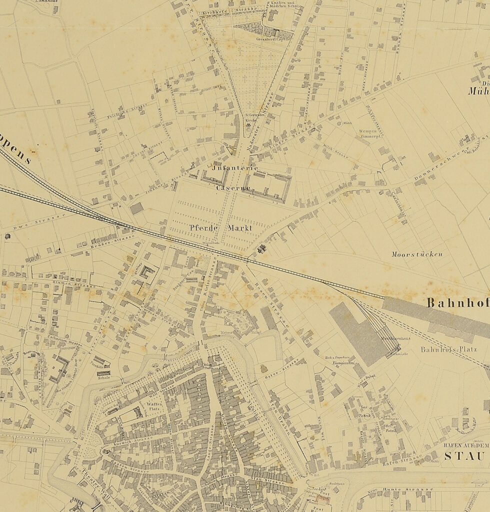 Abb. 1 KP 1691 Ausschnitt Stadtplan mit Straßen, Bahnschienen und grauen Kästen für Gebäude, © Stadtmuseum Oldenburg