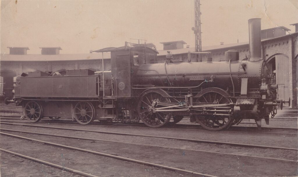 Abb. 1 Lok Haaren Vor Dem Ringlokschuppen. 1898. Bild Stadtmuseum Oldenburg Dunkle Lokomotive auf Bahngleisen, © Stadtmuseum Oldenburg, © Stadtmuseum Oldenburg