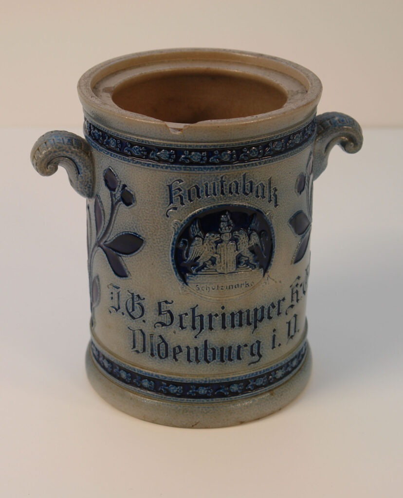 Abb. 2 Tongefäß mit blau-weißer Bemalung, Aufschrift "Kautabak" und Fabrikname, © Stadtmuseum Oldenburg.