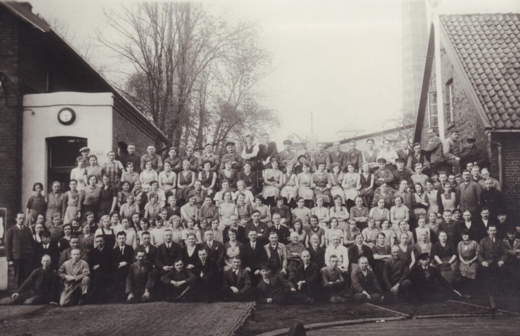 Gruppenfoto mit vielen Menschen auf einem Fabrikgelände, posieren für die Aufnahme, © Stadtmuseum Oldenburg, Anna Pollmann