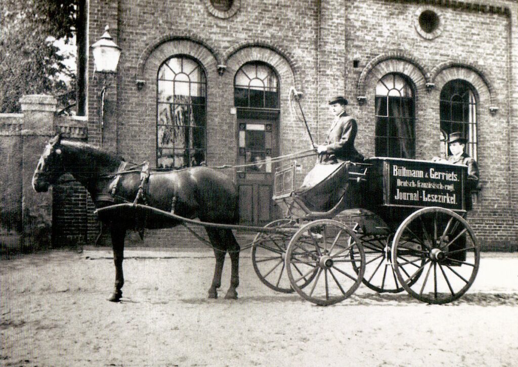 Kleine Kutsche mit einem vorgespannten Pferd vor einem Backsteingebäude, auf dem Wagen zwei Personen, © Stadtmuseum Oldenburg