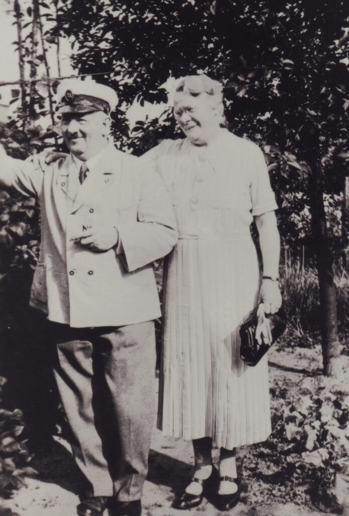 Zwei Personen in weißer Kleidung stehen nah beieinander und winken jemandem, © Stadtmuseum Oldenburg/Slg. Friederichsen