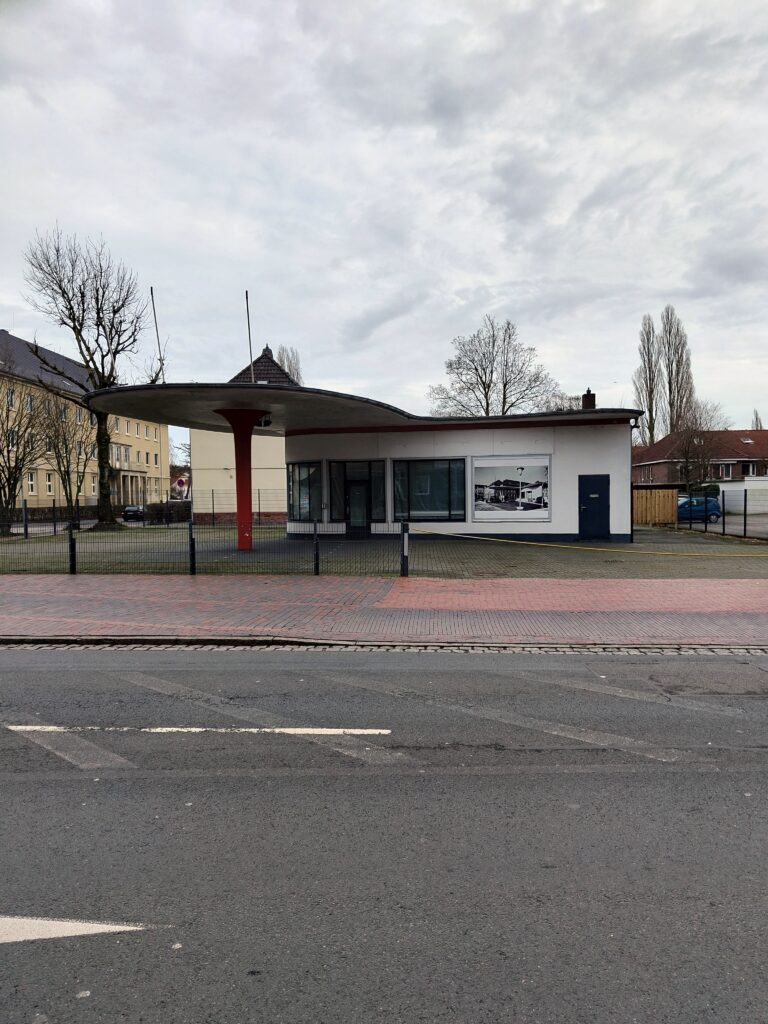 Kleine Tankstelle mit Vordach, abgesperrt zur Straße hin
