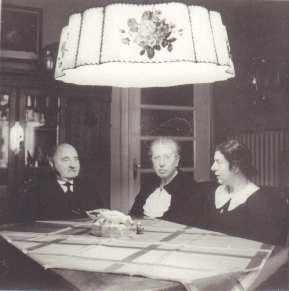 Ehepaar Henny und Siegfried Insel mit Tochter Grete, Hannover 1937, Foto: Anton Meyer © Stadtmuseum Oldenburg, Sammlung Friederichsen