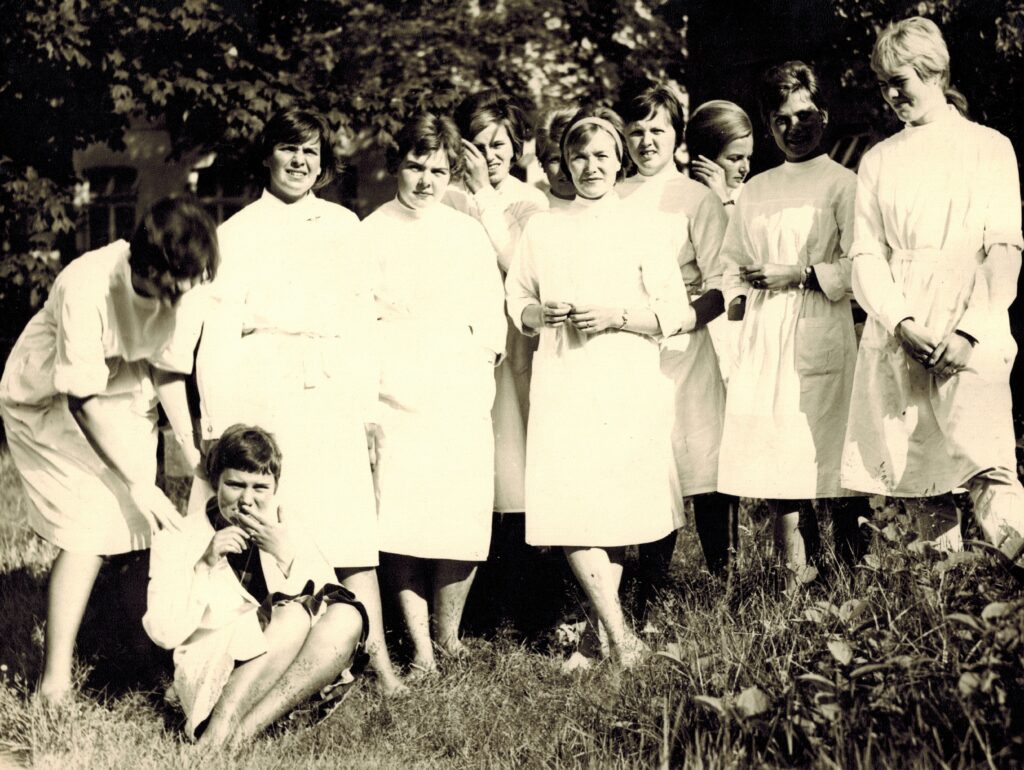 Frauen in weißen Kitteln posieren auf einer Wiese für ein Foto, © Stadtmuseum Oldenburg