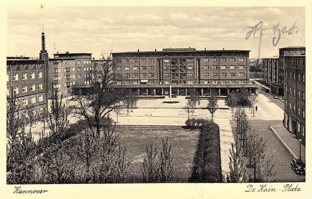 Ein Platz mit Grünfläche, drum herum mehrere mehrstöckige breite Gebäude, © Stadtmuseum Oldenburg