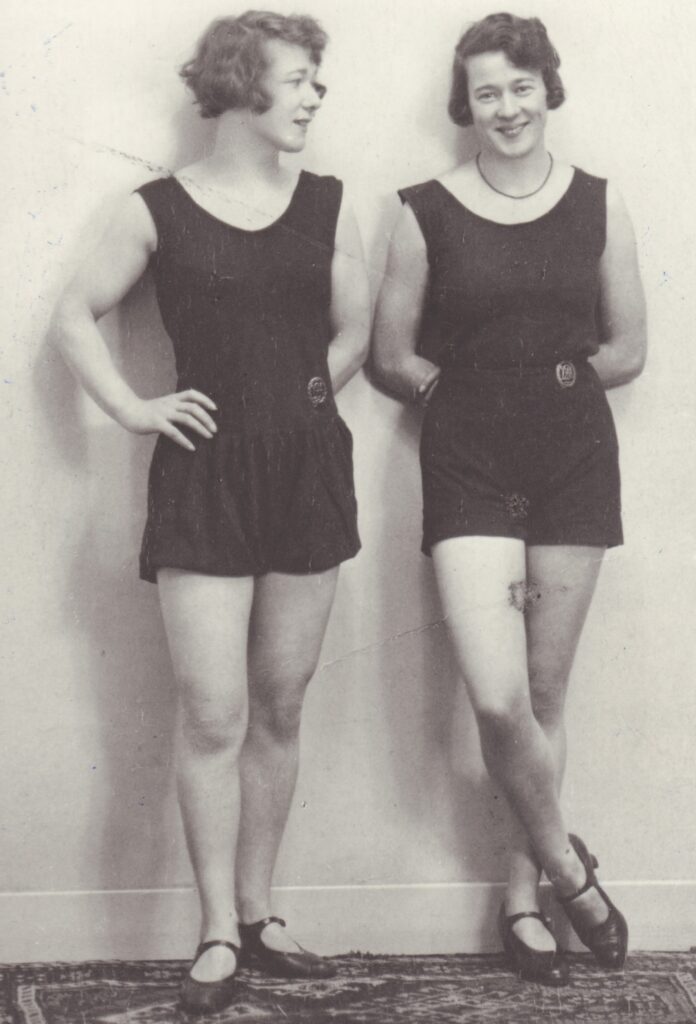 Zwei Frauen lehnen in schwarzer Sportkleidung an einer Wand, © Stadtmuseum Oldenburg/Slg. Friederichsen