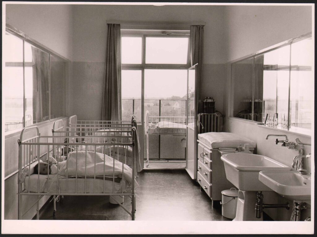 Innenansicht eines Zimmers des Kinderkrankenhauses, © Stadtmuseum Oldenburg.