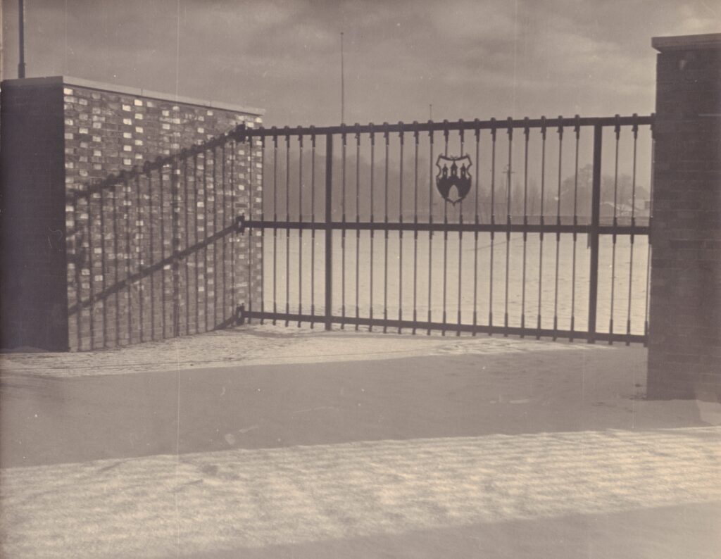 Tor am Marschwegstadion, um 1955, © Stadtmuseum Oldenburg/Egon Drees Eingangstor des Marschwegstadions in Oldenburg um 1955 mit Metallgitter und Wappen, © Stadtmuseum Oldenburg/Egon Drees