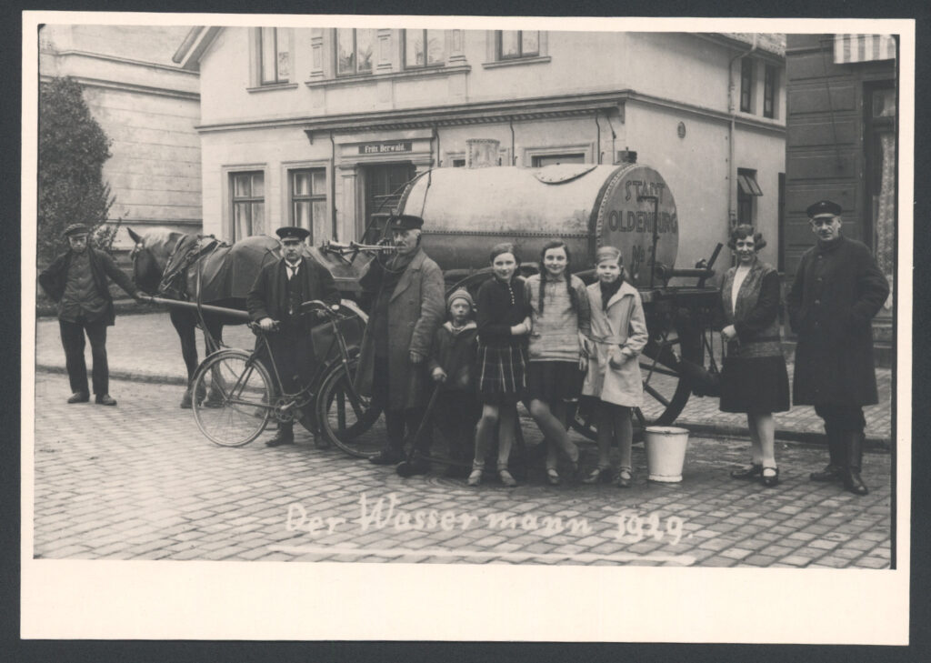 Abb.2 BA 9491 Mehrere Personen posieren vor einem Wasserwagen auf einem Pferdekarren, © Stadtmuseum Oldenburg