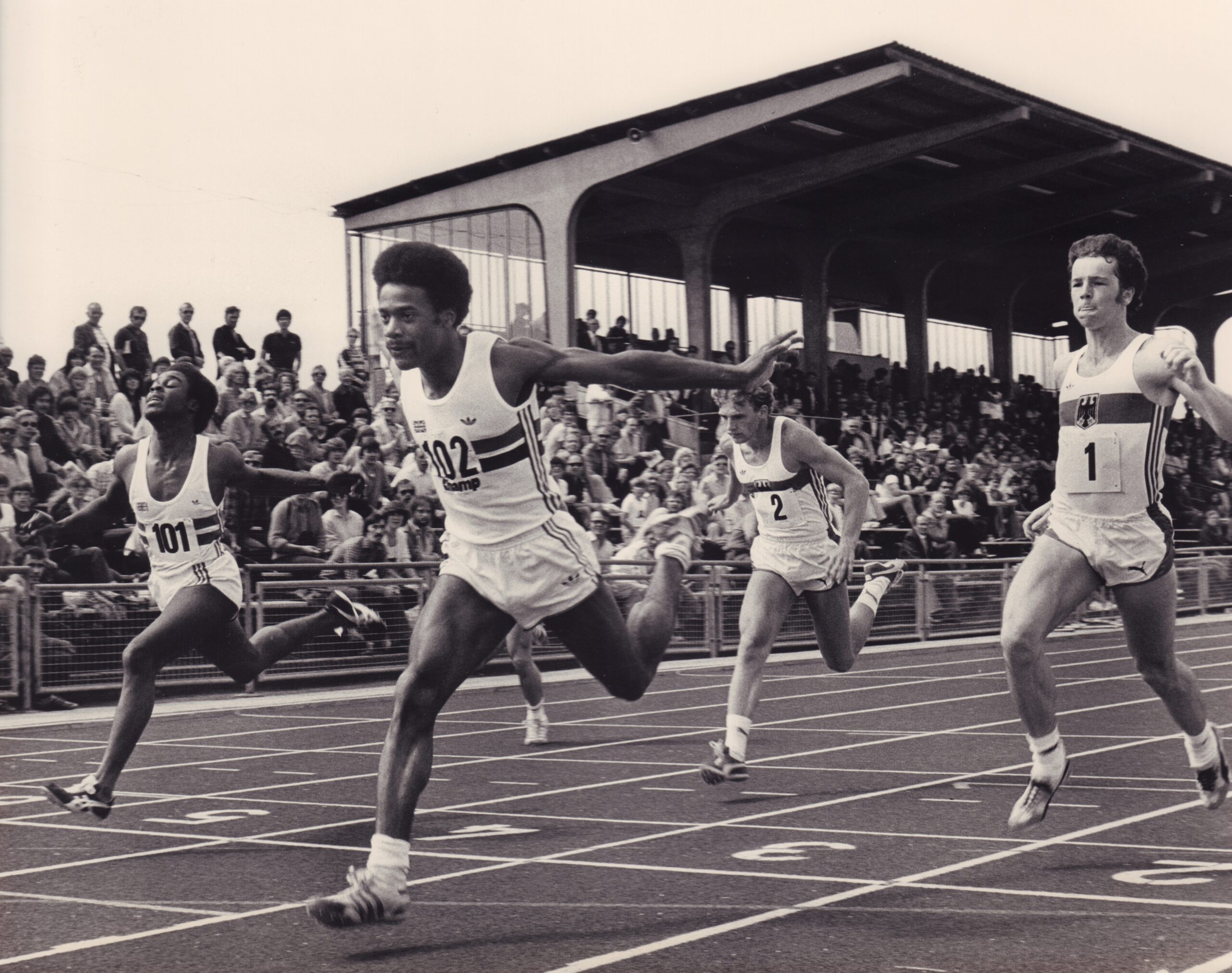 Internationales Sportturnier im Marschwegstadion, Läuferwettkampf. 1980er Jahre, © Stadtmuseum Oldenburg/Peter Kreier Vier Läufer im Endspurt eines Wettkampfs im Marschwegstadion, 1980er Jahre, vor Zuschauern auf der Tribüne, © Stadtmuseum Oldenburg/Peter Kreier