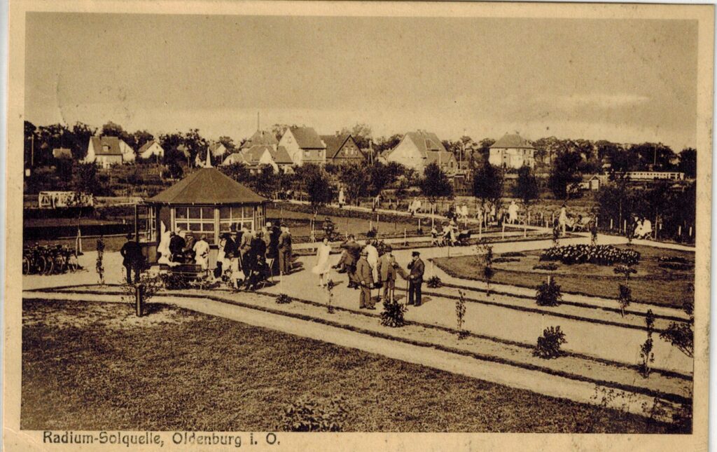Abb.4 PK13187 Wege und Grünflächen, eine kleine Holzhütte, Menschen sind unterwegs, © Stadtmuseum Oldenburg