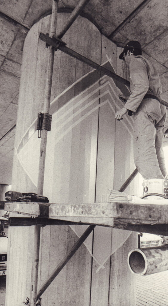 Abb.5 schwarz-weiß Aufnahme einer Person auf einer Leiter, die eine Säule bemalt, © Stadtmuseum Oldenburg