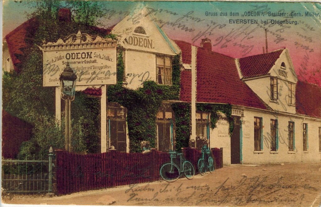 Gemalte Postkarte von einem weißen Gebäude mit rotem Dach, am Zaun lehnen Fahrräder, © Stadtmuseum Oldenburg