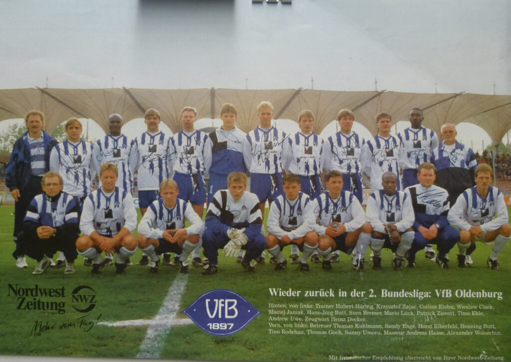 Poster der Mannschaft der Saison 1996/97, © Stadtmuseum Oldenburg Mannschaftsbild des VfB Oldenburg aus der Saison 1996/97 mit Spielern in weißen Trikots mit blauen Streifen auf einem Fußballfeld, Gruppenaufstellung in zwei Reihen, © Stadtmuseum Oldenburg
