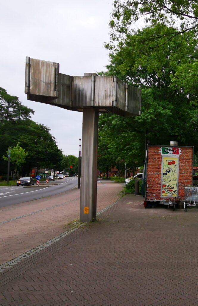 Abb.7 Metallskulptur mit Scharnieren am Straßenrand, © Stadtmuseum Oldenburg