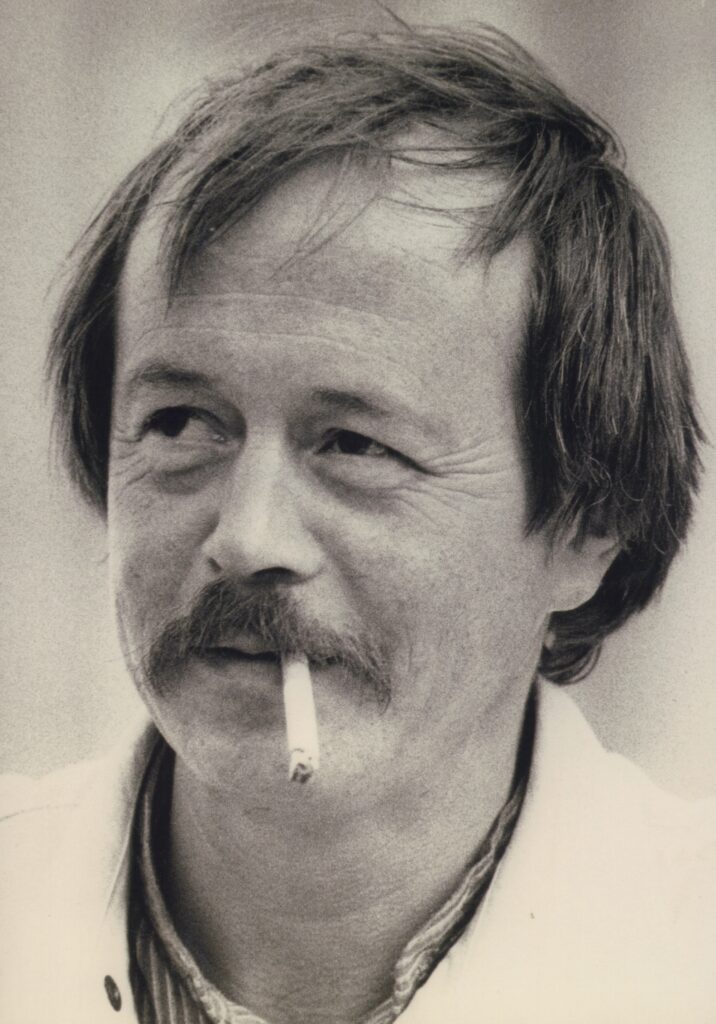 Abb.8 Mann mit längeren Haaren, Schnauzbart und Zigarette im Mund, schaut in die Ferne, © Stadtmuseum Oldenburg