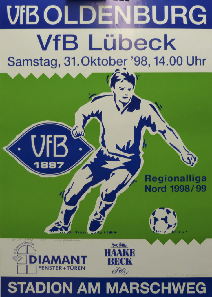 Plakat zum Spiel VfB Oldenburg – VfB Lübeck, 1998, © Stadtmuseum Oldenburg Poster für das Fußballspiel VfB Oldenburg gegen VfB Lübeck am 31. Oktober 1998, Regionalliga Nord 1998/99, mit Spielerillustration und Sponsorlogos, © Stadtmuseum Oldenburg