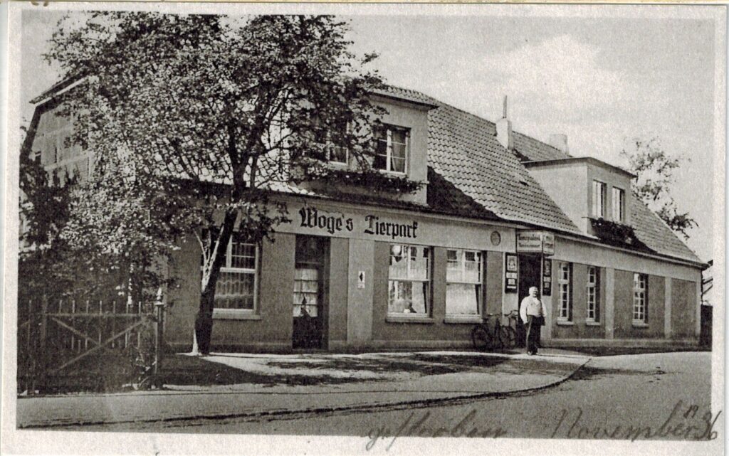 Längliches Gebäude an einer Straße, davor ein Baum und eine Person, © Stadtmuseum Oldenburg