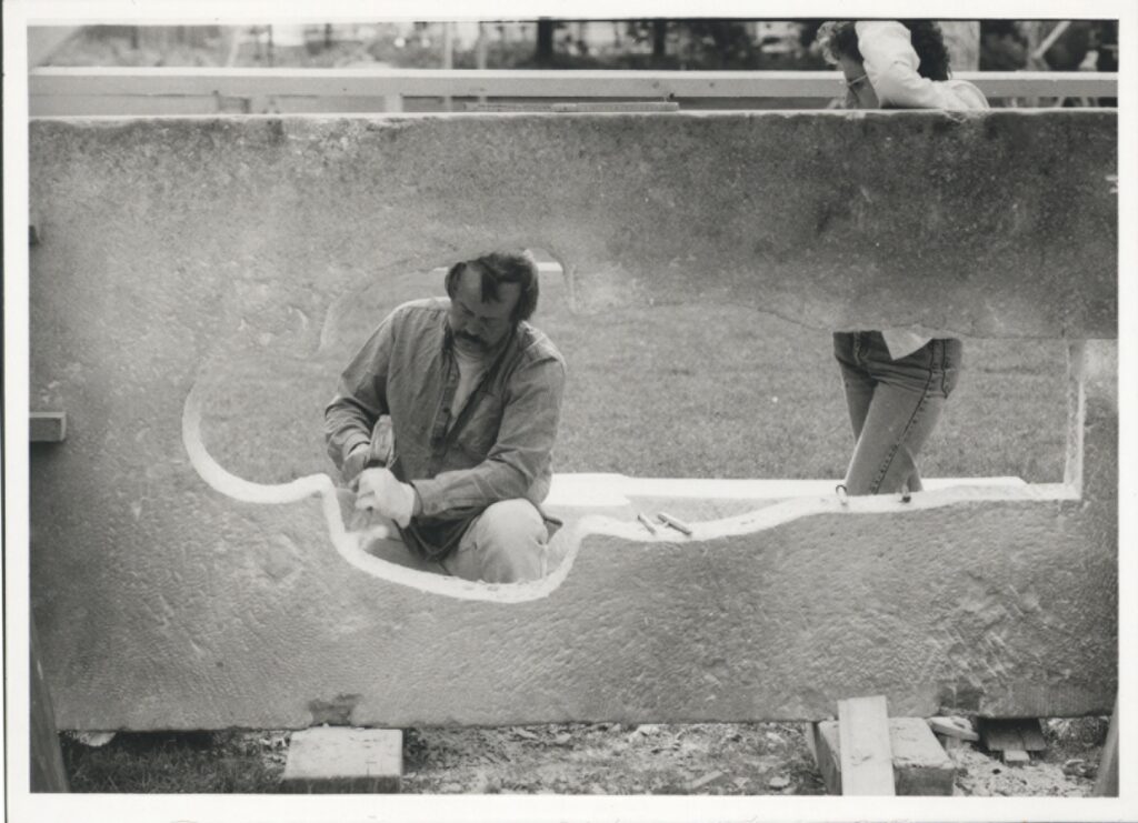 Abb.9 Ein Mann bearbeitet Stein mit Werkzeug, © Stadtmuseum Oldenburg