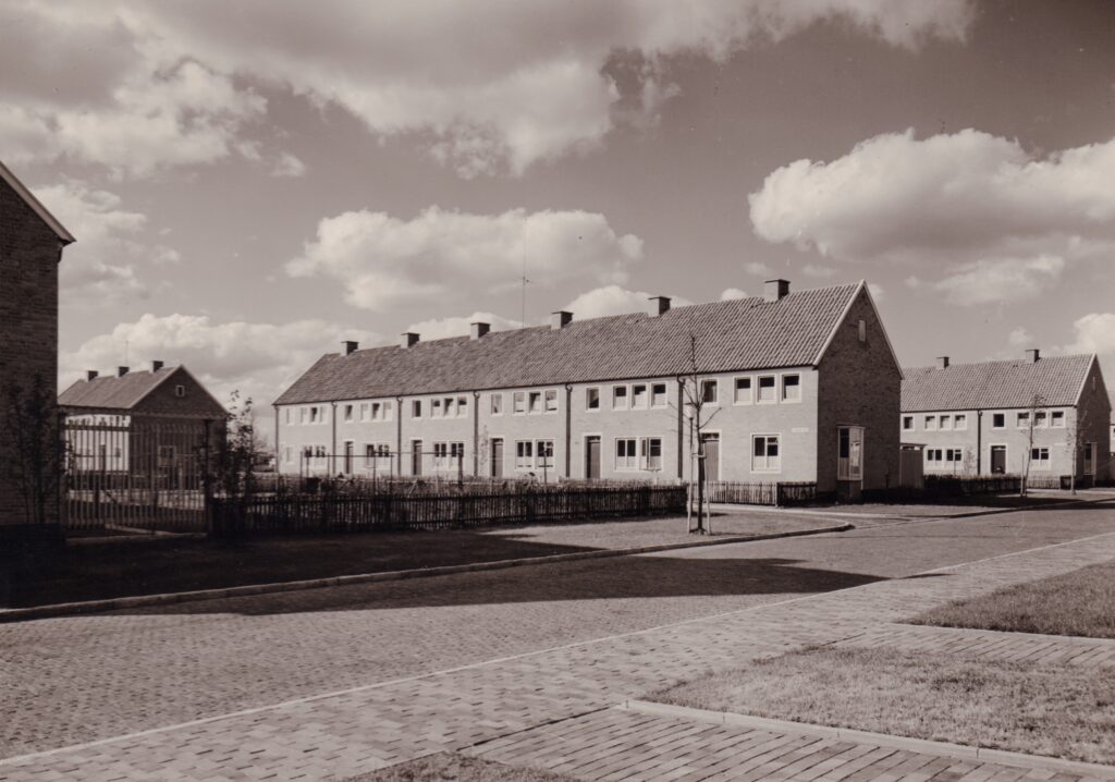 Häuserreihen hintereinander mit zweistöckigen länglichen Gebäuden an einer Straße aus Kopfsteinpflaster, © Stadtmuseum Oldenburg