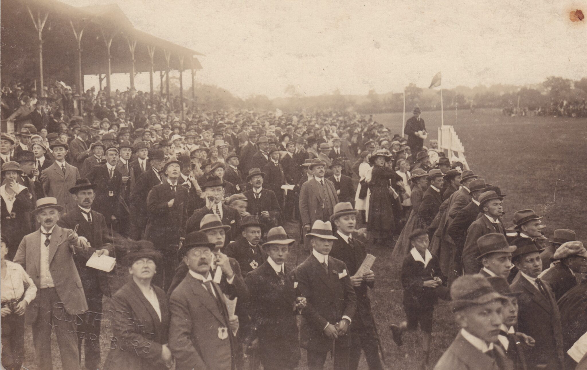 Abb1 BA 33215 Rennplatz Ohmstede Um 1922 Foto Gustav Tahl Menschenmenge an einem Sportplatz, fein gekleidet in Anzügen und Kleidern mit Hüten, schauen in die gleiche Richtung, einige zeigen auf etwas, © Stadtmuseum Oldenburg/Gustav Tahl