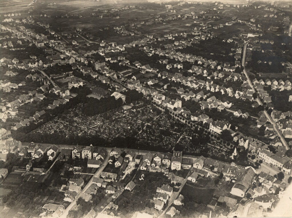 Luftaufnahme des St. Gertrudenkirchhofs Zwischen der Alexanderstraße (links) und der Nadorster Straße (rechts), 03.08.1924, © Stadtmuseum Oldenburg Luftaufnahme des St. Gertrudenkirchhofs Zwischen der Alexanderstraße (links) und der Nadorster Straße (rechts), 03.08.1924, © Stadtmuseum Oldenburg