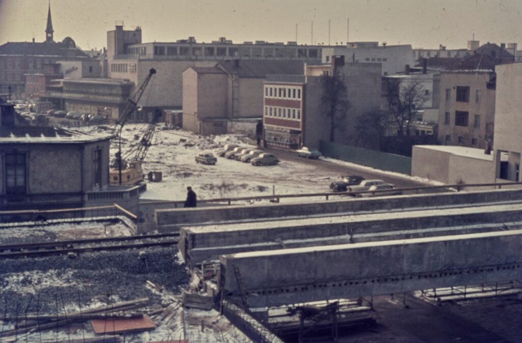 Baustelle der Straße Am Stadtmuseum mit Bahnhochlegung am Pferdemarkt und Erweiterungsbau des Kaufhauses Hertie in Oldenburg, Januar 1966, © Stadtmuseum Oldenburg/Willy Schröder