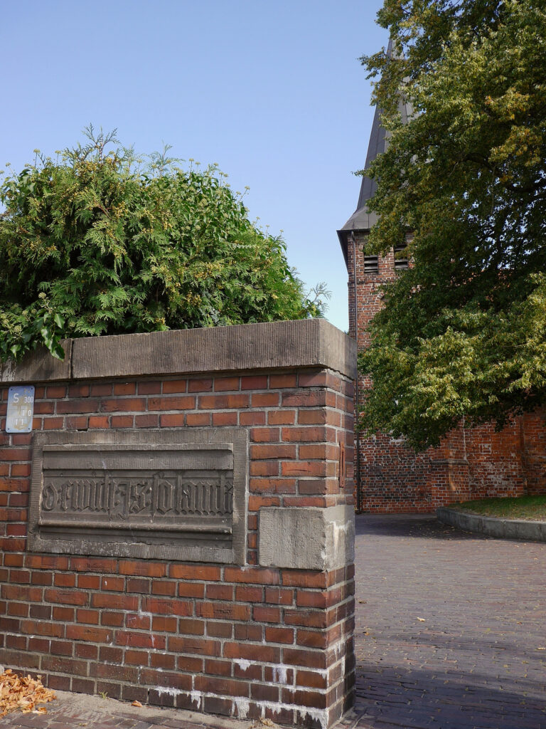 Mauerabschnitt am Eingangstor des St. Gertrudenkirchhofs, 2025, © Stadtmuseum Oldenburg/Marisa Komsthöft Mauerabschnitt am Eingangstor des St. Gertrudenkirchhofs, 2025, © Stadtmuseum Oldenburg/Marisa Komsthöft