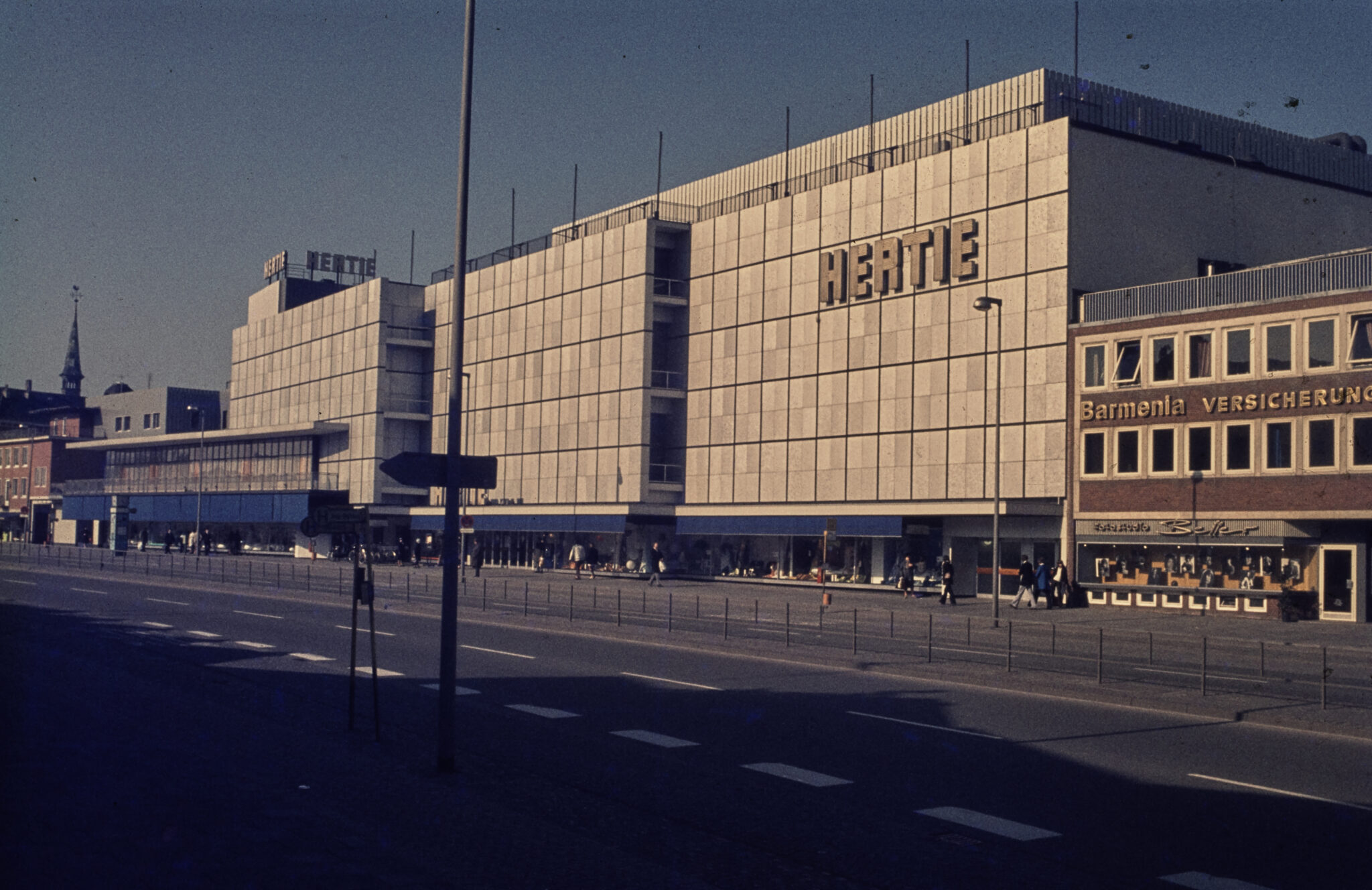 Studio Besser und Kaufhaus Hertie, 1973, © Stadtmuseum Oldenburg/Willy Schröder Kaufhaus Hertie in Oldenburg, 1973, großes mehrstöckiges Gebäude mit Schriftzug 'Hertie' an der Fassade, Straße im Vordergrund, rechts daneben das Studio Besser © Stadtmuseum Oldenburg/Willy Schröder