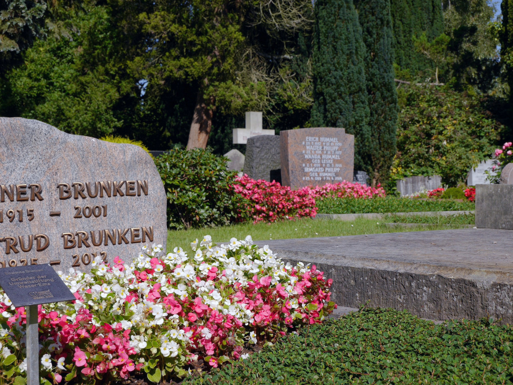 Eisbegonien blühen auf den Gräbern, 2025, © Stadtmuseum Oldenburg/Marisa Komsthöft Eisbegonien blühen auf den Gräbern, 2025, © Stadtmuseum Oldenburg/Marisa Komsthöft