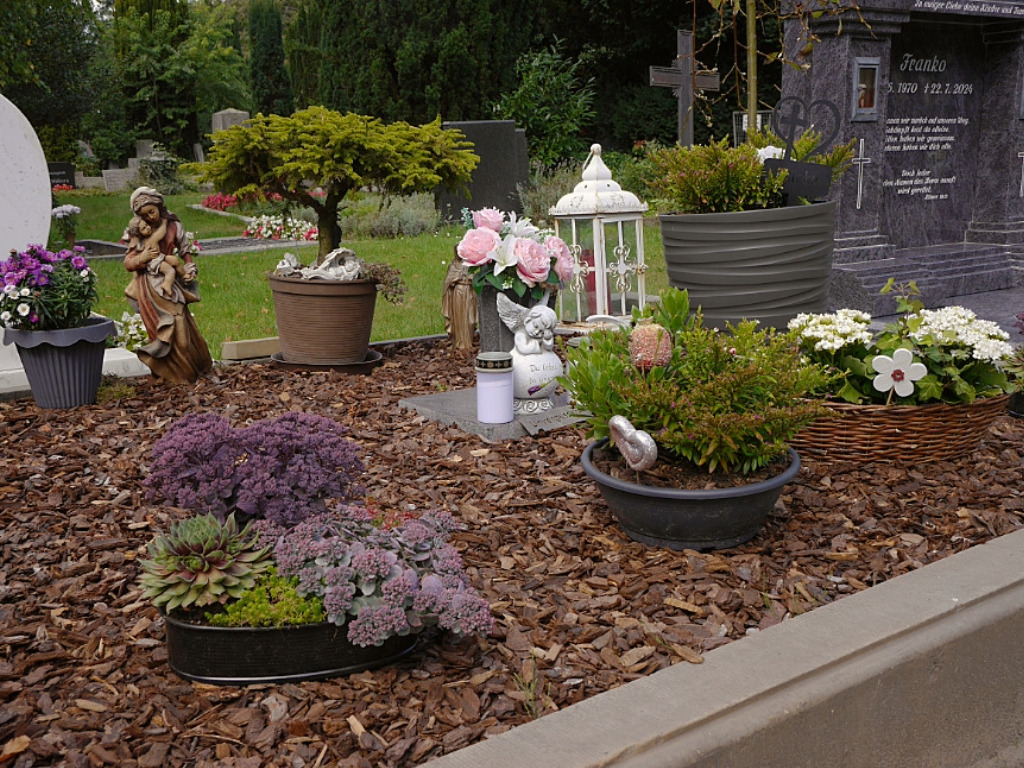 Ein mit Grabschmuck verziertes Grab, 2025, © Stadtmuseum Oldenburg/Marisa Komsthöft Ein mit Grabschmuck verziertes Grab, 2025, © Stadtmuseum Oldenburg/Marisa Komsthöft