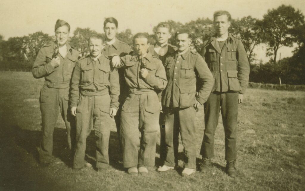 Gruppe von sieben Männern in Uniformen steht auf einer Wiese und posiert für das Foto, © Stadtmuseum Oldenburg.