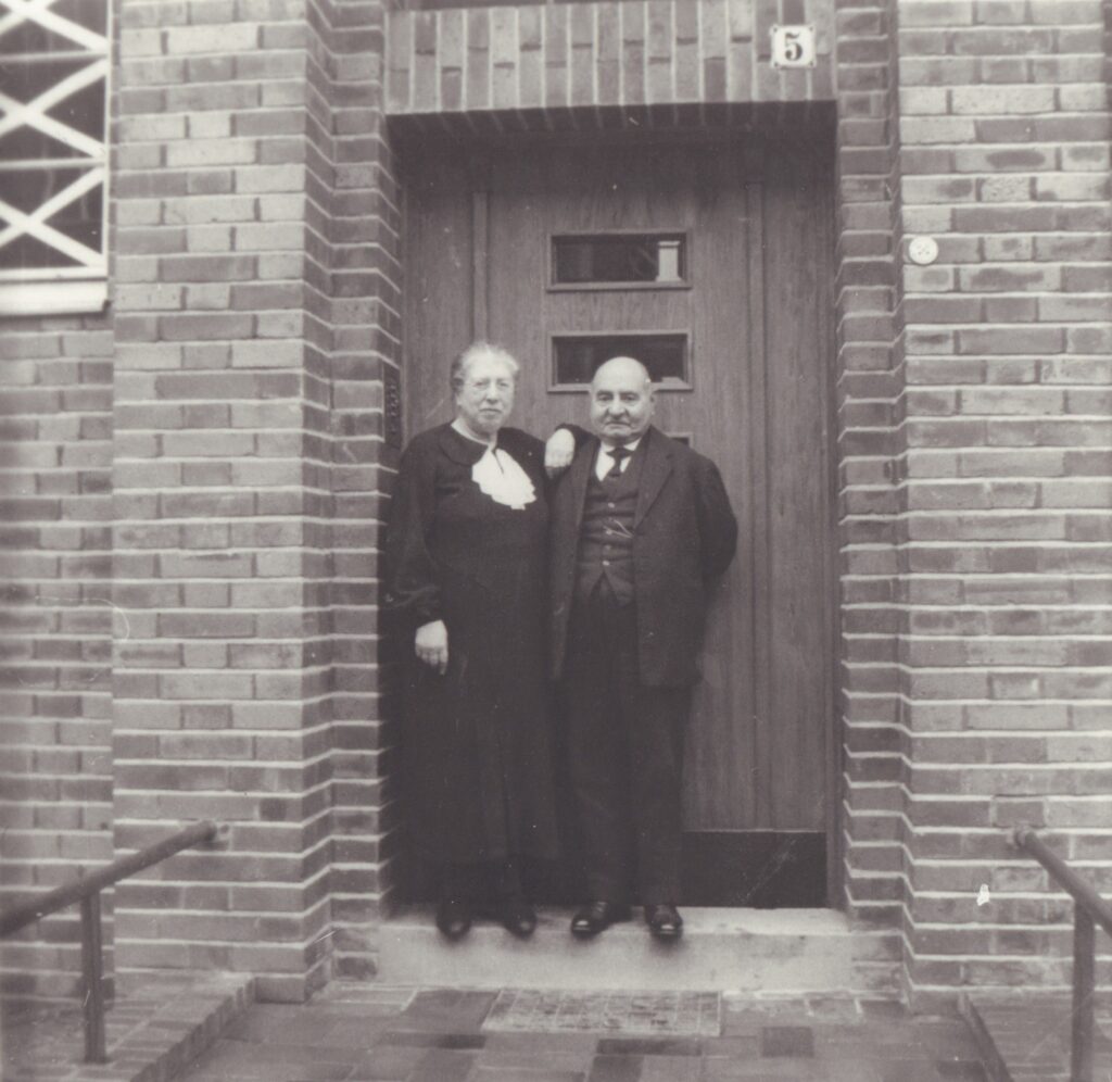 Das Ehepaar Insel vor ihrem späteren Wohnhaus in Hannover, 1937, Foto: Anton Meyer © Stadtmuseum Oldenburg, ehemals Sammlung Friederichsen