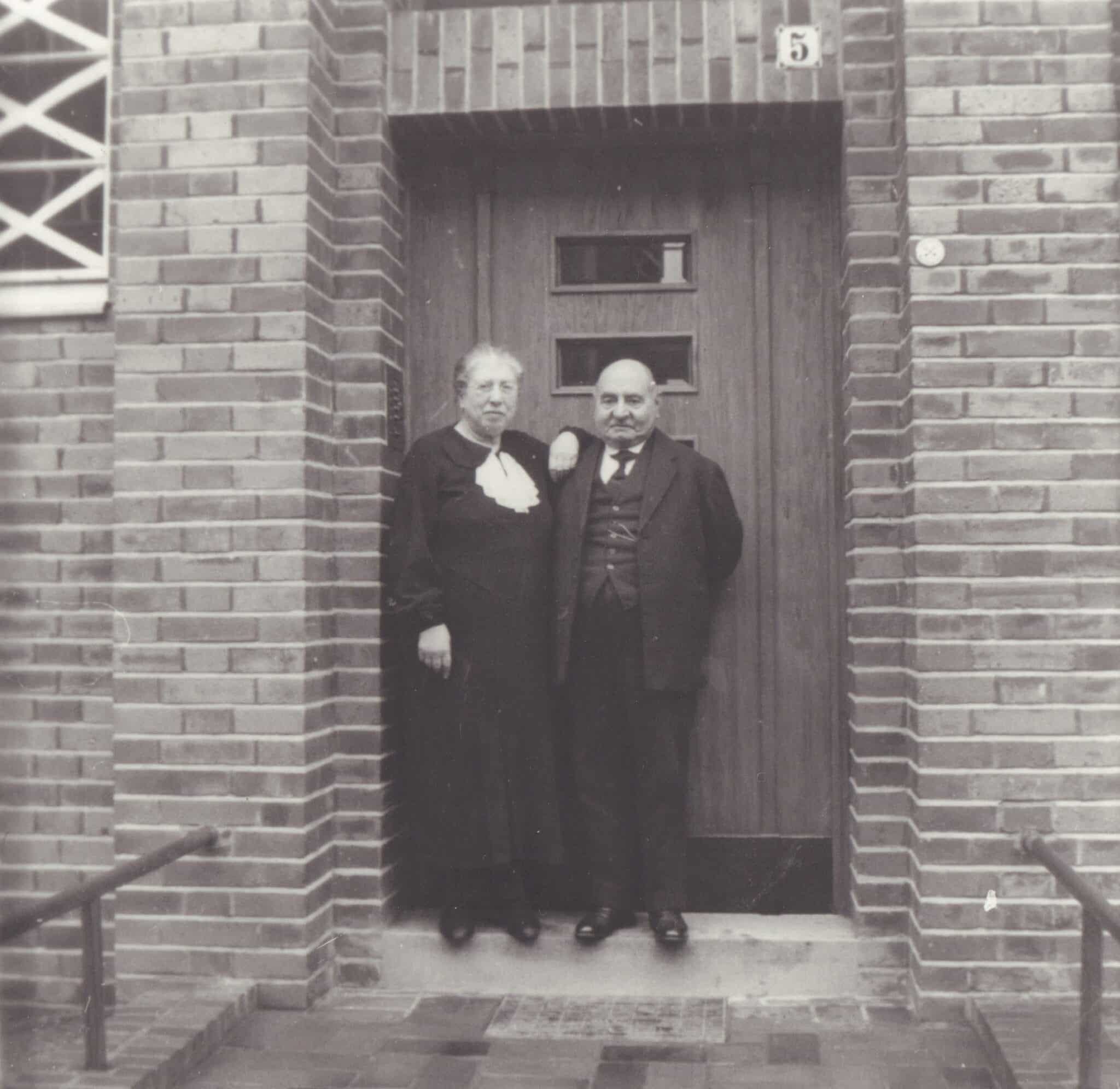 Das Ehepaar Insel vor ihrem späteren Wohnhaus in Hannover, 1937, © Stadtmuseum Oldenburg, Sammlung Friederichsen, Fotograf: Anton Meyer Das Ehepaar Insel vor ihrem späteren Wohnhaus in Hannover, 1937, Foto: Anton Meyer © Stadtmuseum Oldenburg, ehemals Sammlung Friederichsen