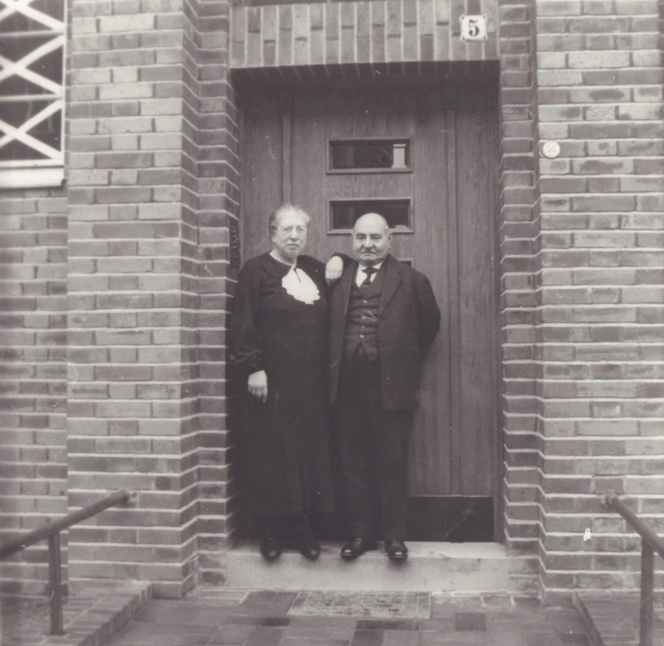 Das Ehepaar Insel vor ihrem späteren Wohnhaus in Hannover, 1937, © Stadtmuseum Oldenburg, Sammlung Friederichsen, Fotograf: Anton Meyer Das Ehepaar Insel vor ihrem späteren Wohnhaus in Hannover, 1937, Foto: Anton Meyer © Stadtmuseum Oldenburg, ehemals Sammlung Friederichsen