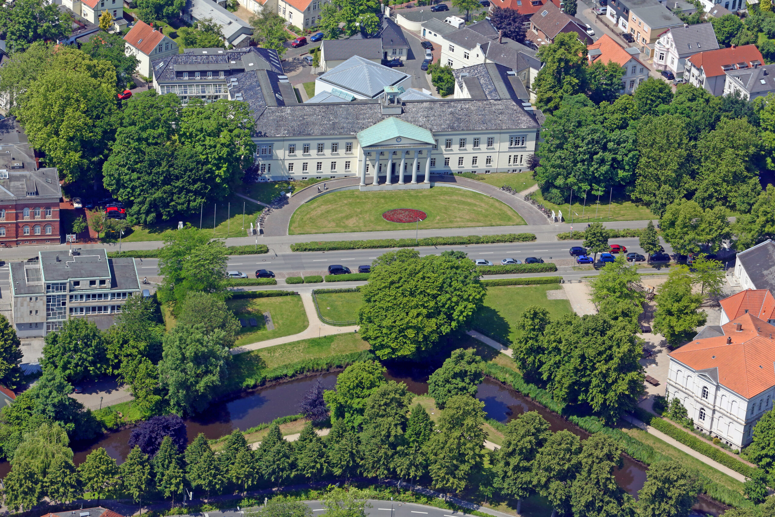 Das Peter-Friedrich-Ludwigs Hospital auf einem Luftbild von 2012. Der Nordflügel befindet sich vom Haupteingang gesehen auf der rechten Seite des Gebäudes, © Stadtmuseum Oldenburg/Prov. Robert Geipel Luftaufnahme des Peter-Friedrich-Ludwig Hospitals, davor Grünflächen und die Haare, © Stadtmuseum Oldenburg/Prov. Robert Geipel