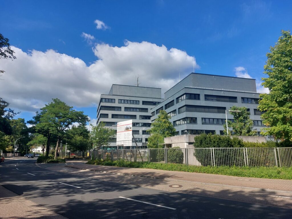 Rechts Polizeiinspektion am Friedhofsweg, 2025, © Xenia Fink Rechts Polizeiinspektion am Friedhofsweg, 2025, © Xenia Fink