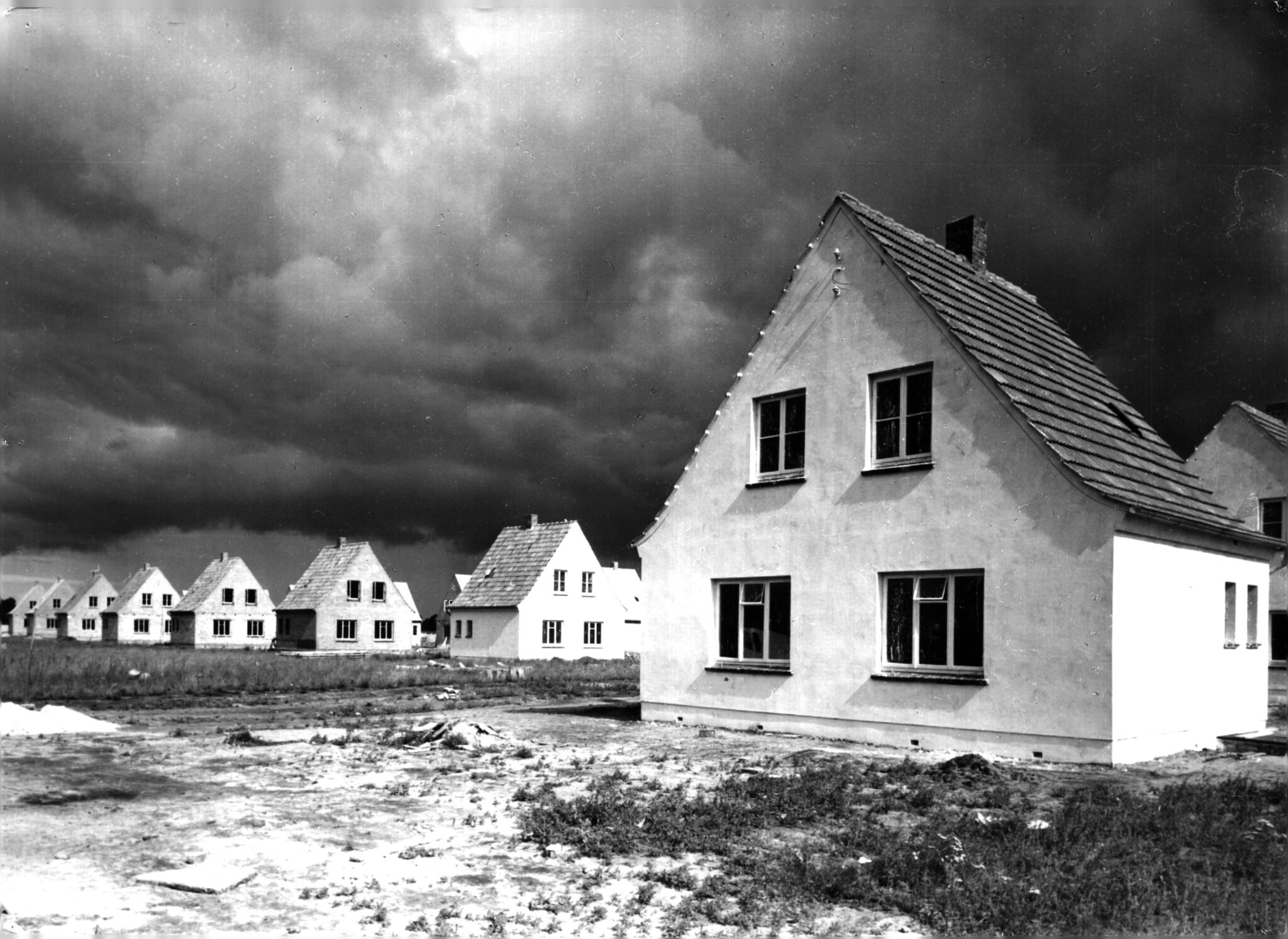 Alexanderfeld Koopmann Siedlung Abschnitt I 7 GSG Oldenburg Mehrere gleich aussehende weiße Häuser mit Spitzdach, © GSG Oldenburg