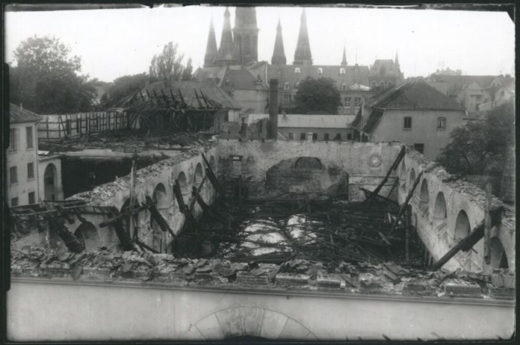 Ruine einer Halle, Balken liegen in der Tiefe, © Stadtmuseum Oldenburg