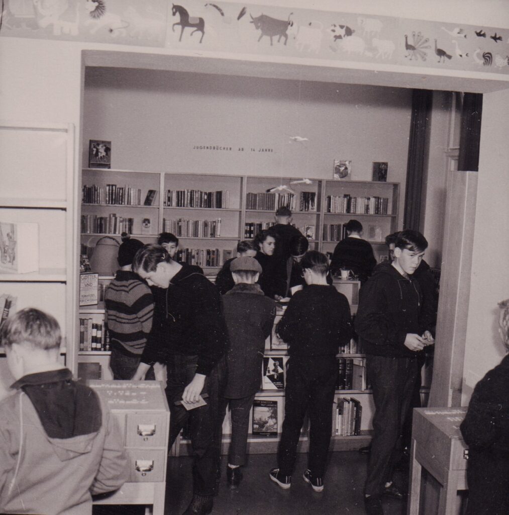 Junge Menschen in einem Raum mit Bücherregalen, schauen sich um, © Stadtmuseum Oldenburg/Günter Nordhausen