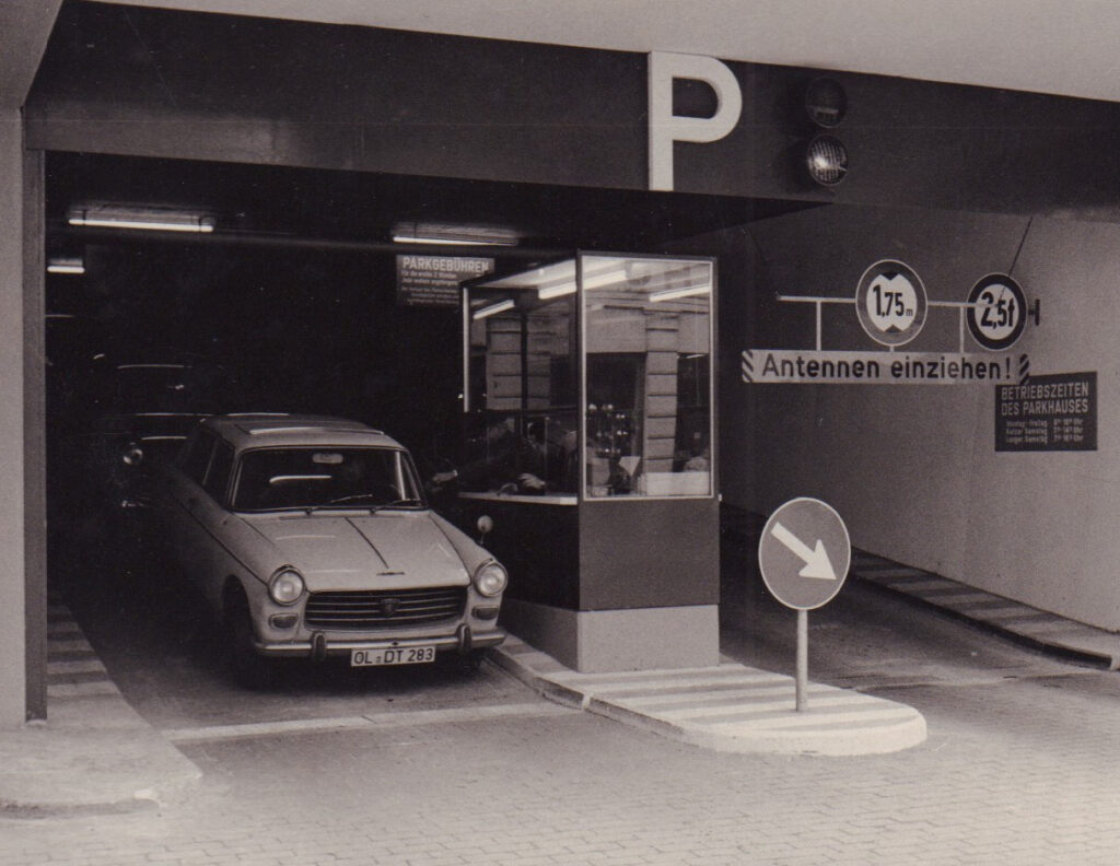 Ein Auto fährt aus einem Parkhaus, © Stadtmuseum Oldenburg/Günter Nordhausen