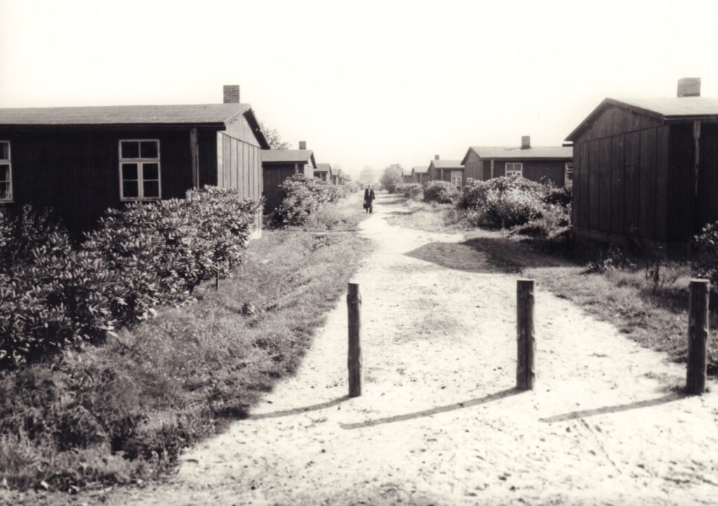 Sandweg, an dessen Rand flache Holzhütten, © Hermann Sokolowsky/Stadtmuseum Oldenburg